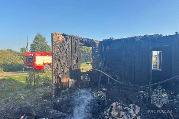 В Родниковском районе сгорел дом и дровник на площади 228 квадратов